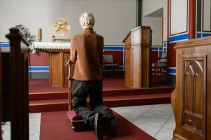 Dlaczego w kościele klęczymy na modlitwie