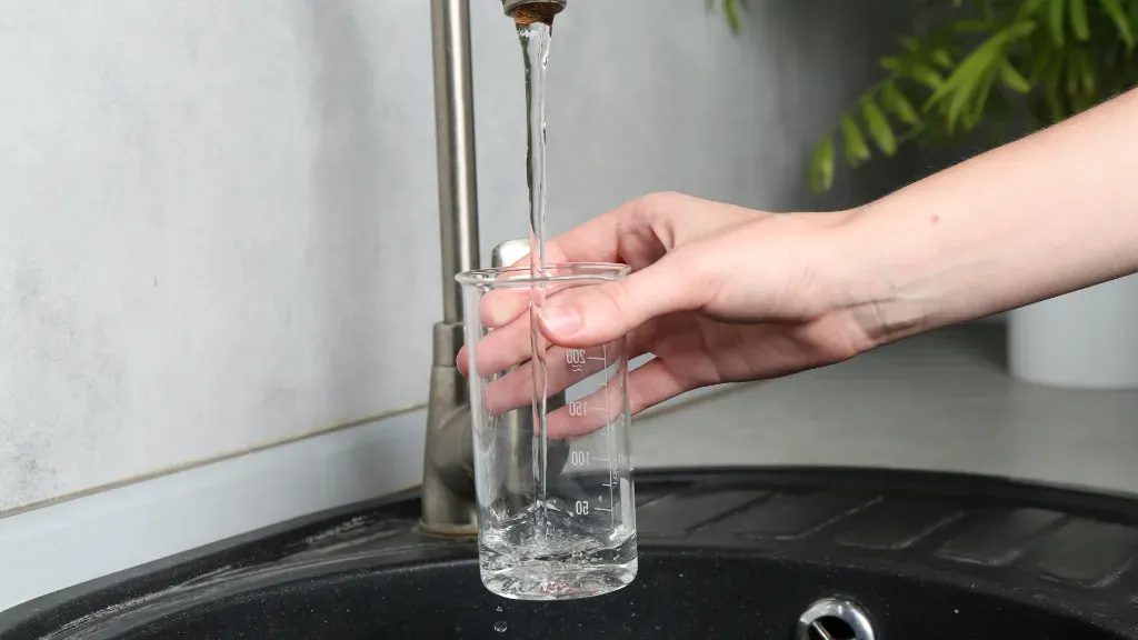 Zabójca kotłów i pralek. Czy twarda woda naprawdę niszczy instalację?